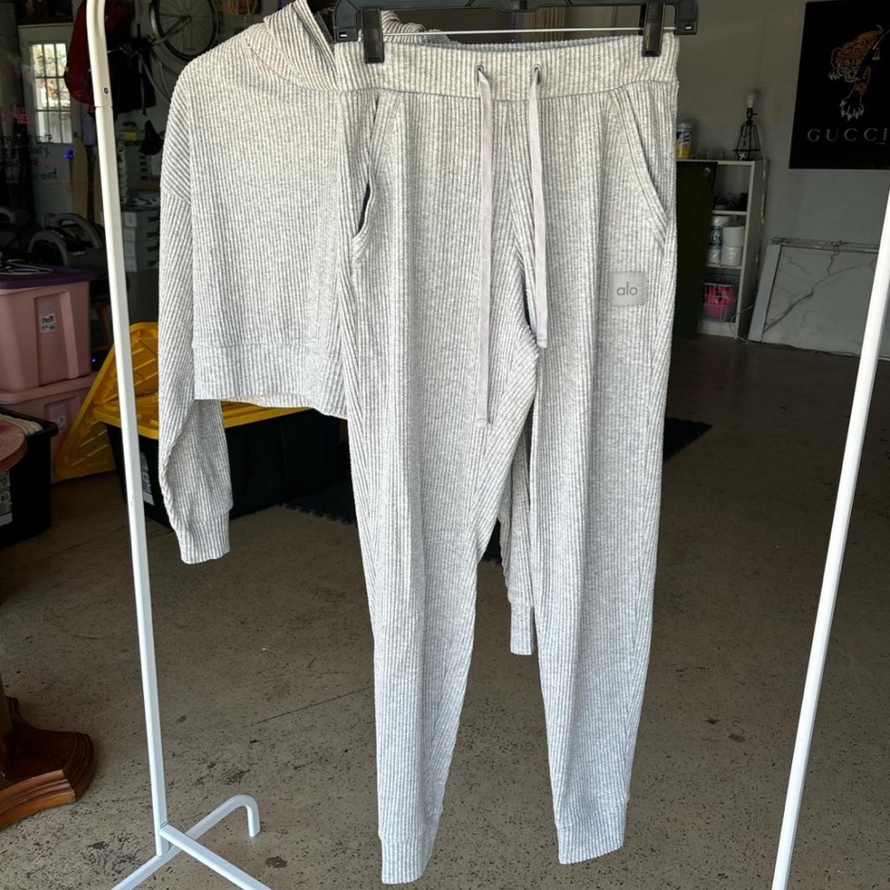 alo yoga sweatset size xs (top and bottoms included)